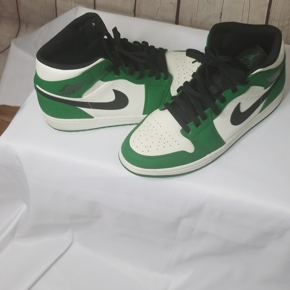 Jordan 1 Mid (Pine Green)